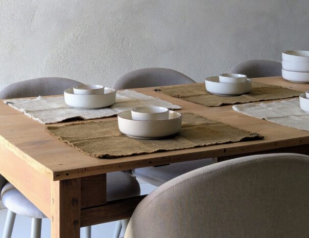 prendre le petit déjeuner sur la grande table de la maison