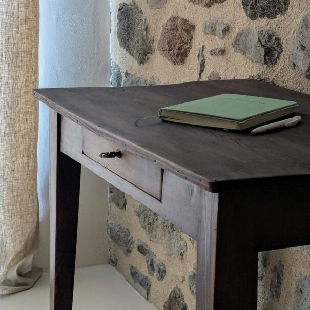 Chambre avec coin bureau et fauteuil