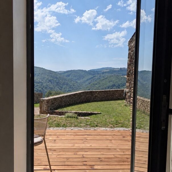 chambre d'hôtes avec terrasse et vue sur les volcans d'Auvergne